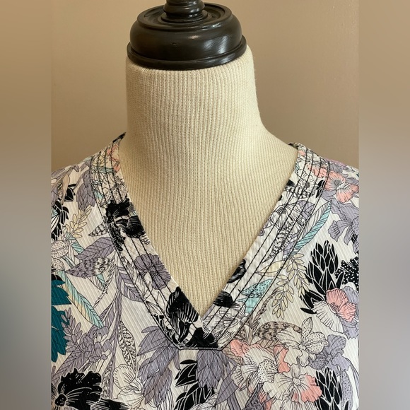 Bundle of 3 scrub suit tops - Picture 7 of 15